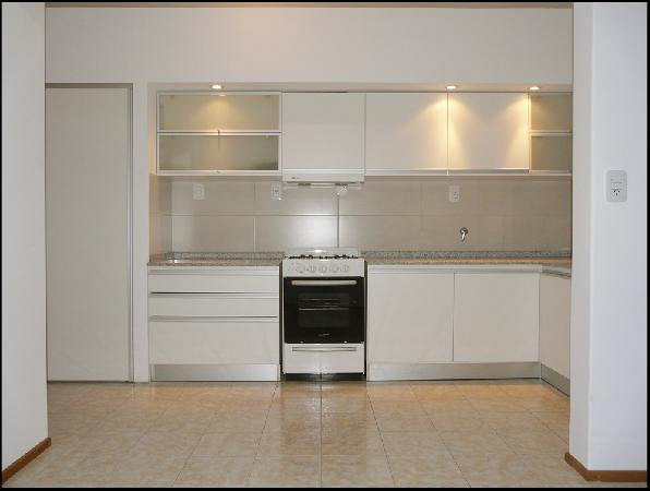 Cocina clásica con toques modernos, terminaciones en aluminio, da Cocina clásica con toques modernos, terminaciones en aluminio, da